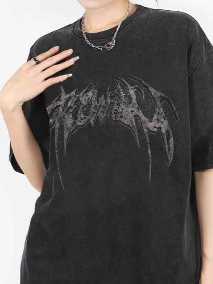 Camiseta de manga corta con estampado punk de alas de gran tamaño