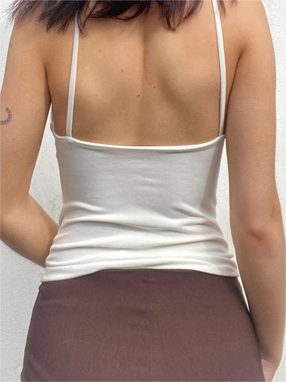 Top corto con escote halter y diseño de aro en forma de O