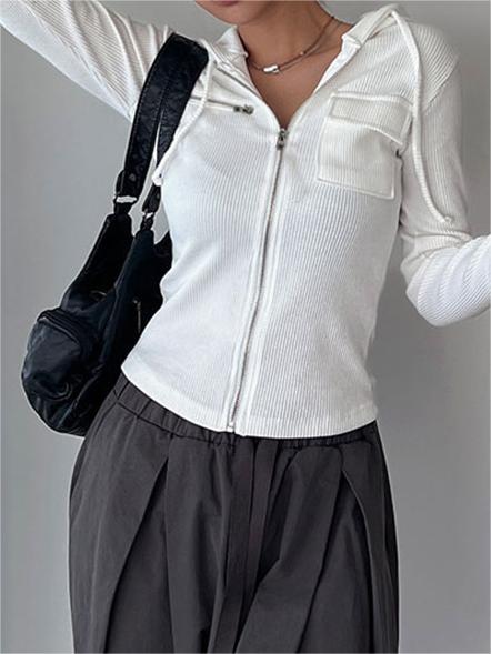 White cropped knit top with hood and zipper