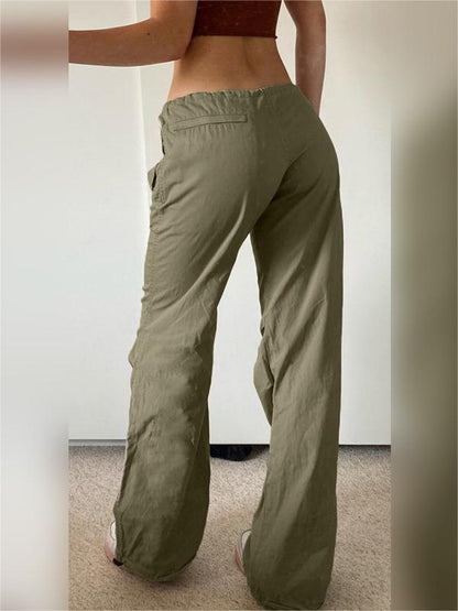 Pantalones cargo verdes con pernera recta y bolsillos