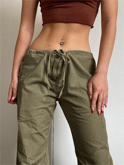 Pantalones cargo verdes con pernera recta y bolsillos