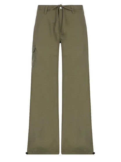 Pantalones cargo verdes con pernera recta y bolsillos