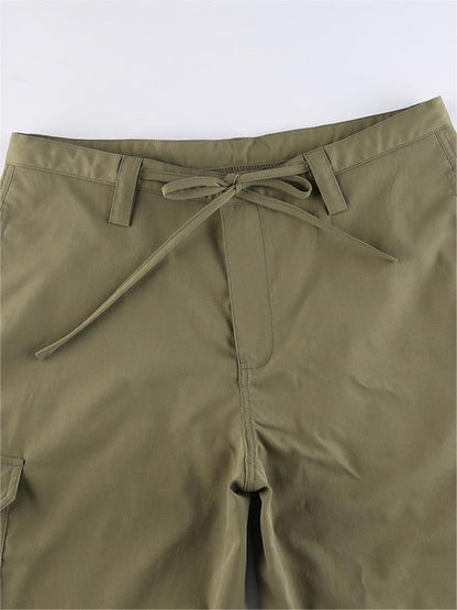 Pantalones cargo verdes con pernera recta y bolsillos