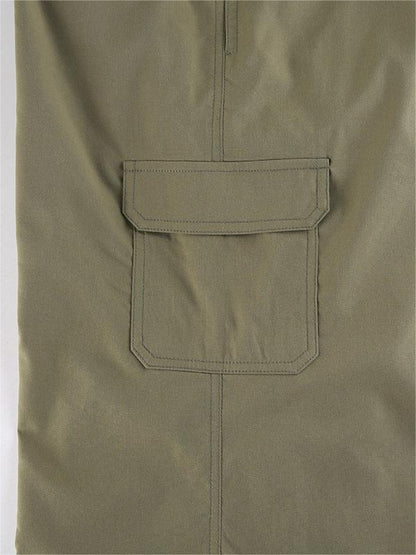 Pantalones cargo verdes con pernera recta y bolsillos