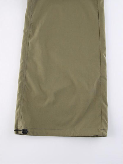 Pantalones cargo verdes con pernera recta y bolsillos