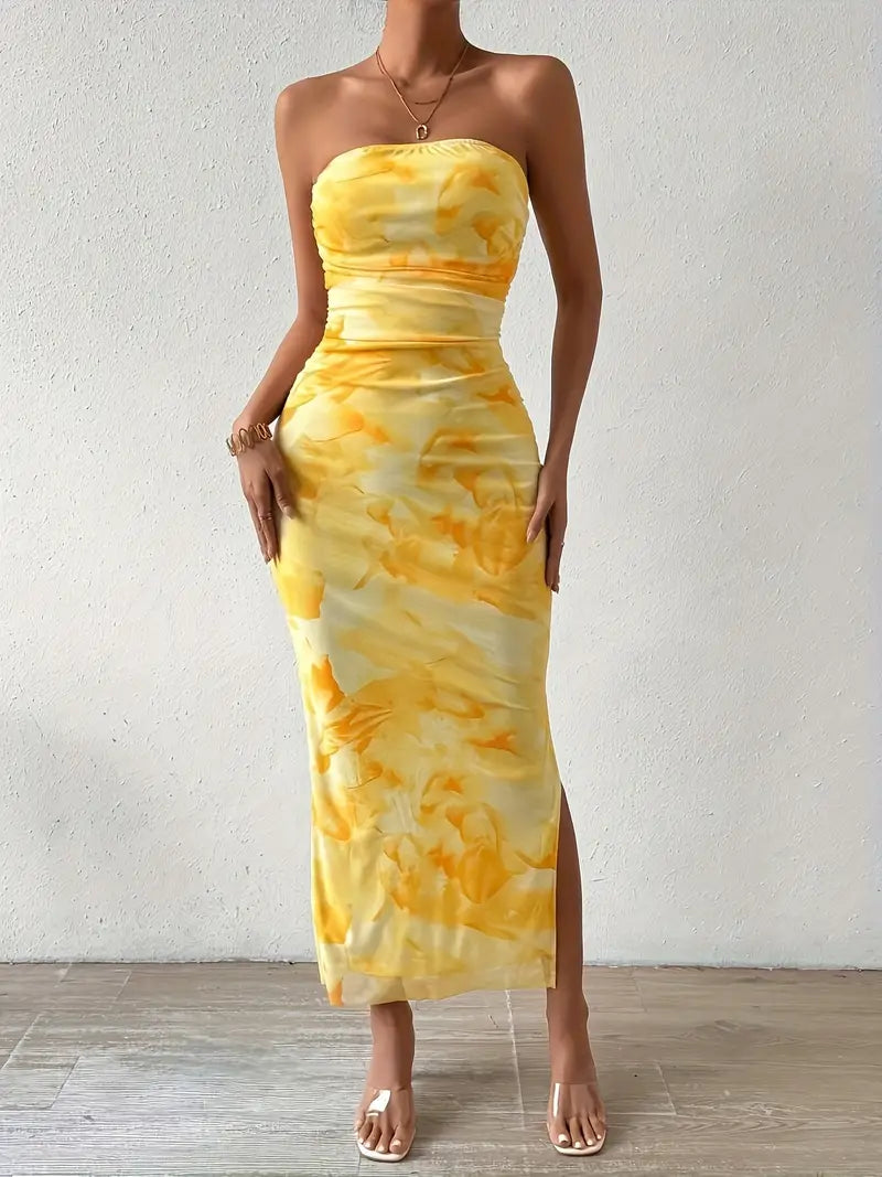 Vestido largo ajustado con escote en V, abertura y hombros descubiertos con estampado floral amarillo