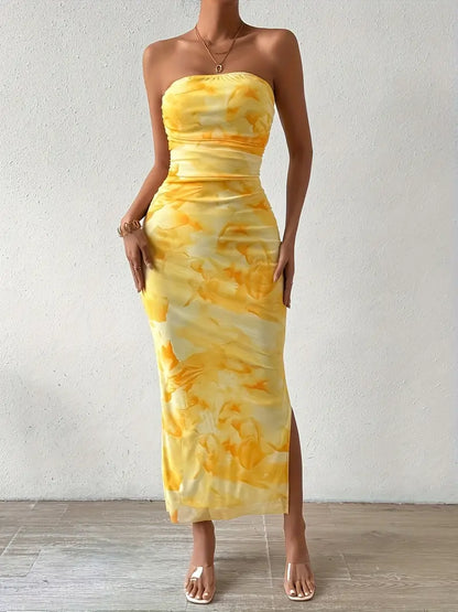 Vestido largo ajustado con escote en V, abertura y hombros descubiertos con estampado floral amarillo