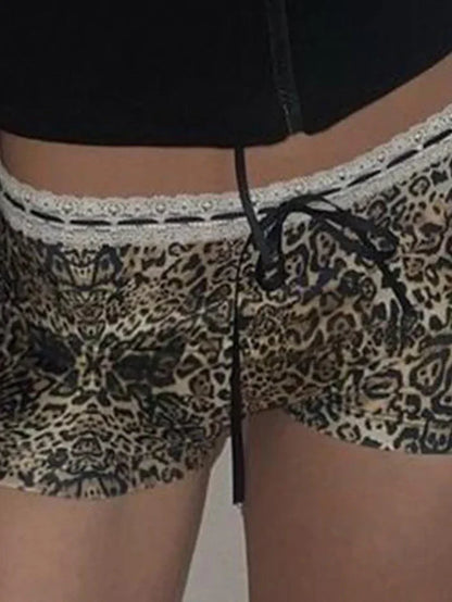 Pantalones cortos estilo punk de tiro bajo con estampado de leopardo y ribete de encaje