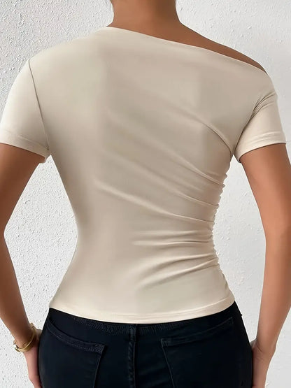 Blusa de manga corta fruncida con un solo hombro en color beige 