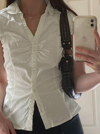 Camisa blanca de manga corta con escote en V y frunces lisos