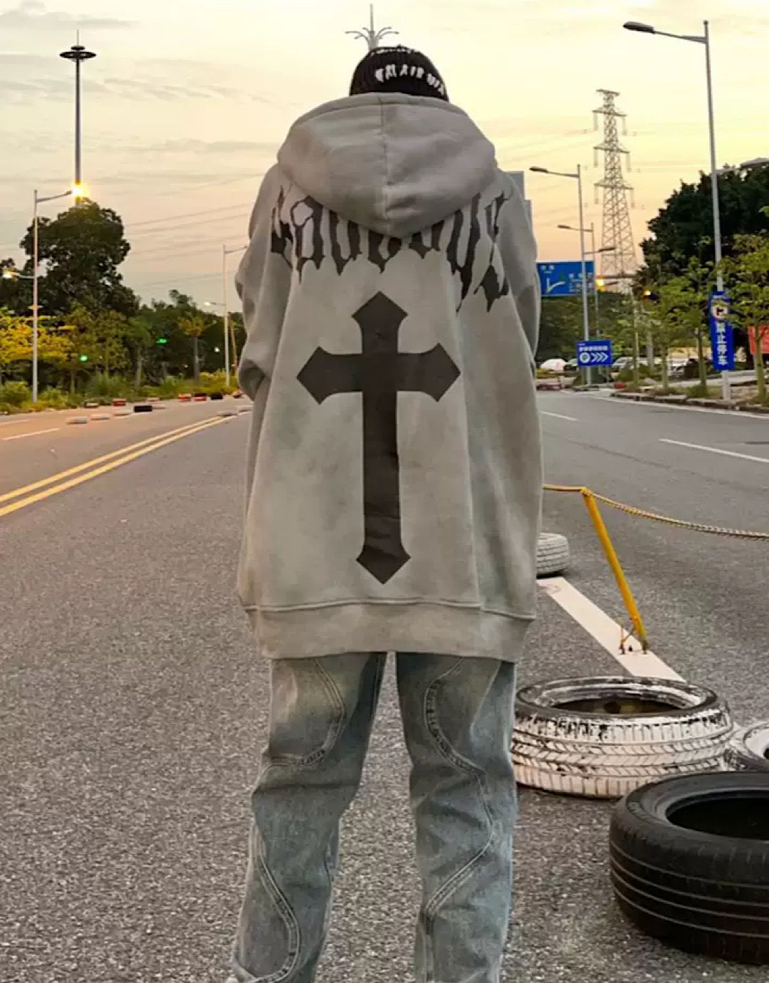 Sudadera con capucha con estampado inicial de desesperación de hip hop