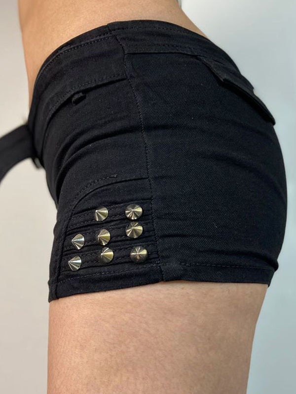 Pantalones cortos vaqueros negros de tiro bajo con cinturón y remaches estilo punk