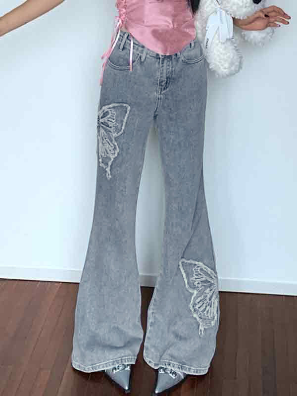 Jeans acampanados con bordado de mariposas