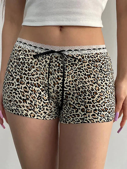 Pantalones cortos estilo punk de tiro bajo con estampado de leopardo y ribete de encaje