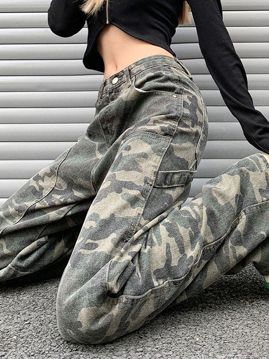 Green camouflage cargo jeans with a wash effect