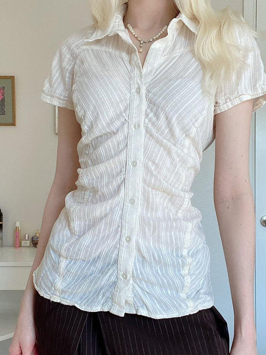 Camisa blanca vintage de manga corta y corte ajustado con cuello camisero