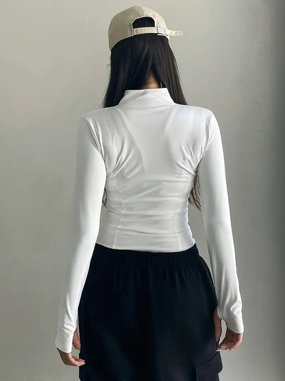 Top retro blanco de manga larga con cuello alto y cremallera