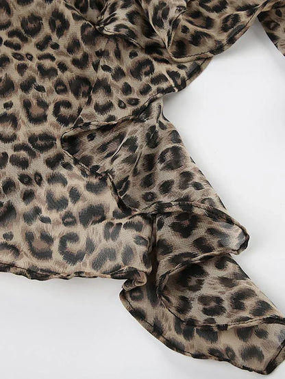 Top de cámaras de recorte de volantes con estampado de leopardo