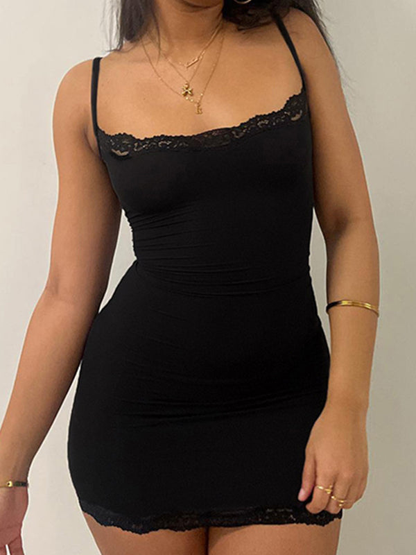 Vestido corto negro con tirantes y encaje ajustado y curvas