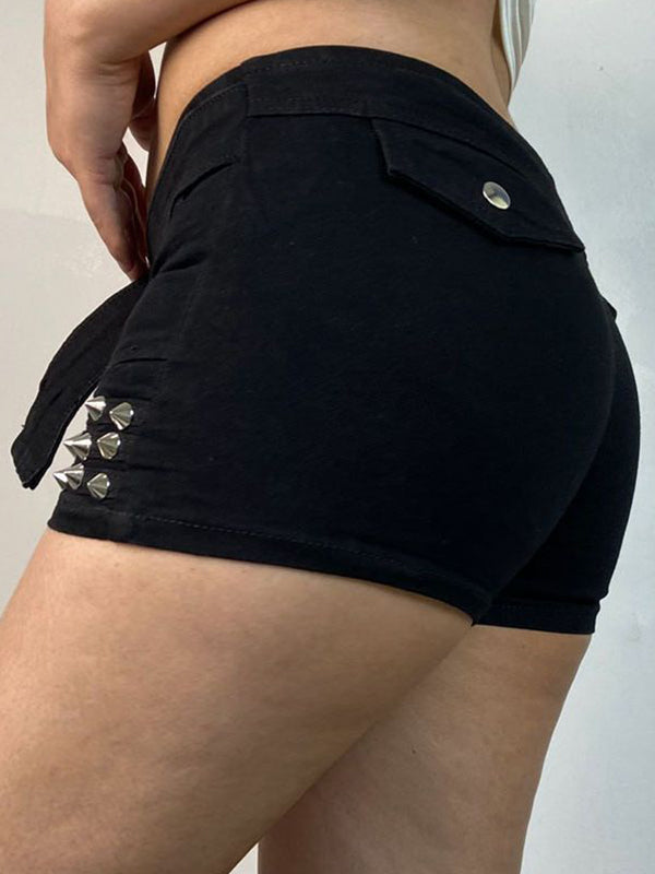 Pantalones cortos vaqueros negros de tiro bajo con cinturón y remaches estilo punk