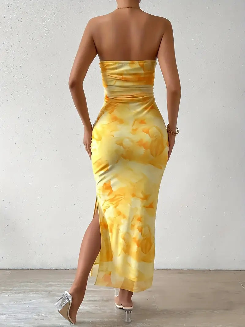 Vestido largo ajustado con escote en V, abertura y hombros descubiertos con estampado floral amarillo