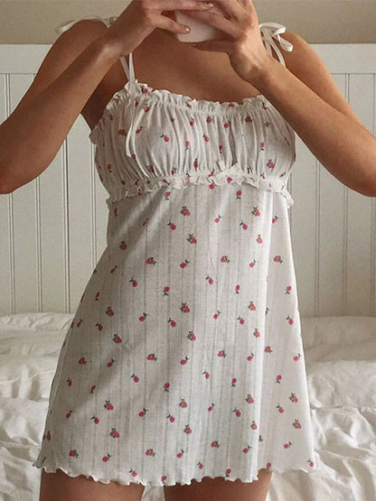 Vestido corto blanco con tirantes finos, volantes y estampado floral