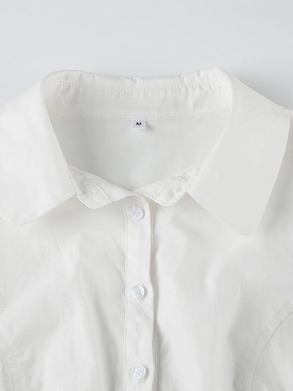 Camisa blanca vintage de manga corta con escote en V y cintura ajustada