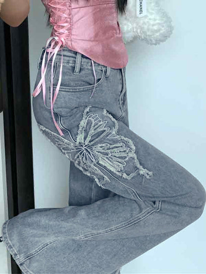 Jeans acampanados con bordado de mariposas