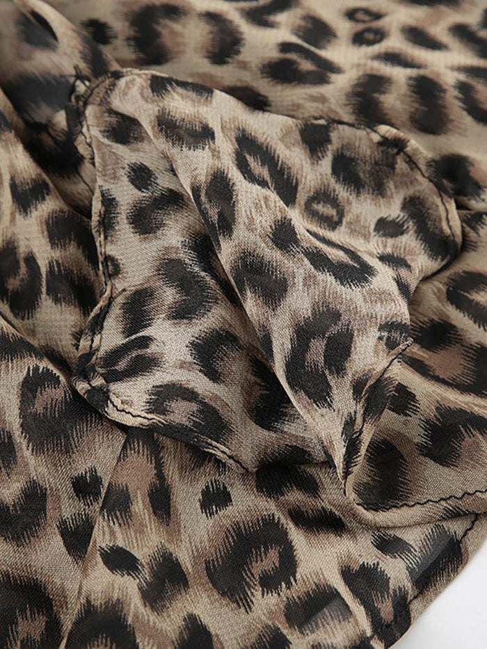 Top de cámaras de recorte de volantes con estampado de leopardo