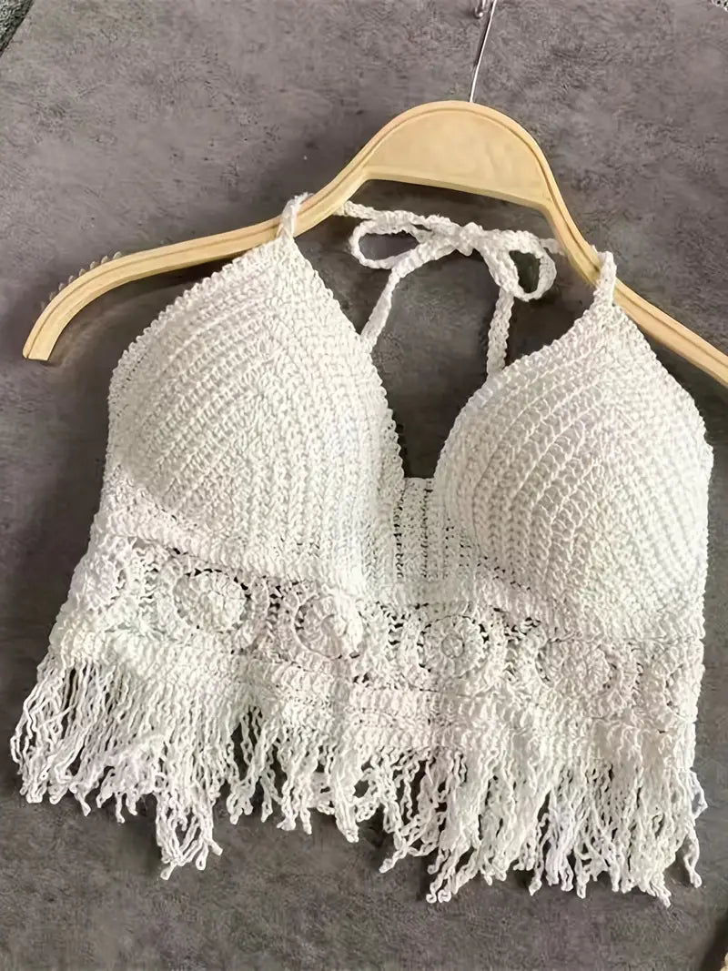 Top corto con escote halter, espalda descubierta y flecos calados al crochet 