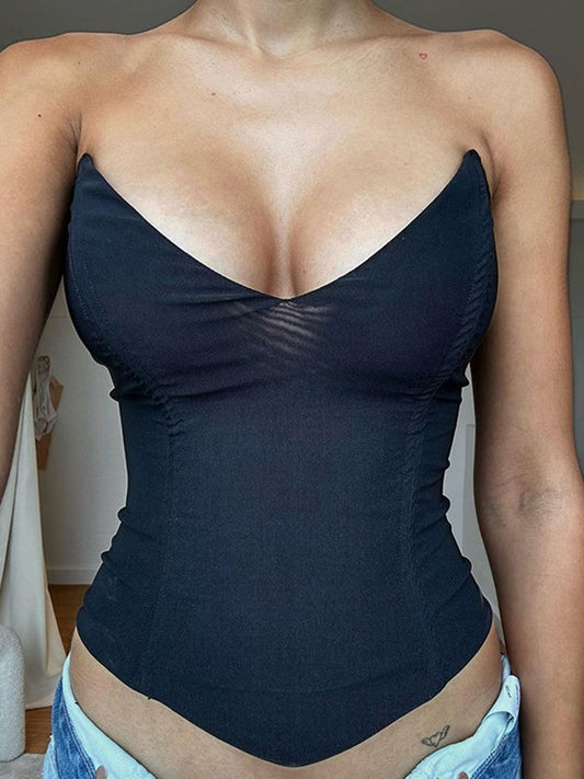 Top bandeau negro con escote en V y espalda descubierta