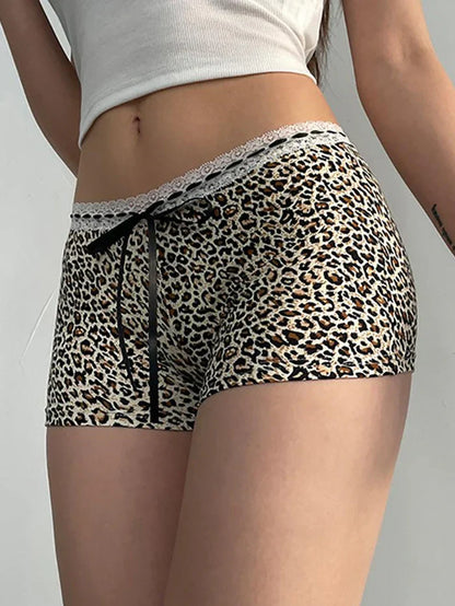 Pantalones cortos estilo punk de tiro bajo con estampado de leopardo y ribete de encaje