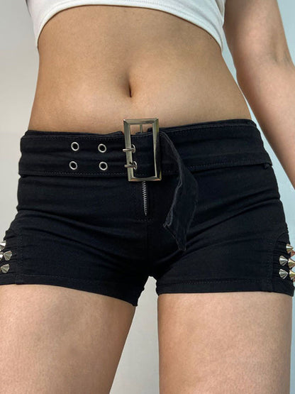 Pantalones cortos vaqueros negros de tiro bajo con cinturón y remaches estilo punk