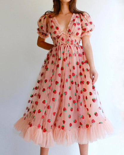 Vestido largo plisado de malla con fresas y lentejuelas rosas