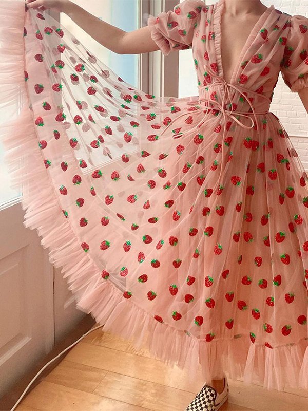 Vestido largo plisado de malla con fresas y lentejuelas rosas