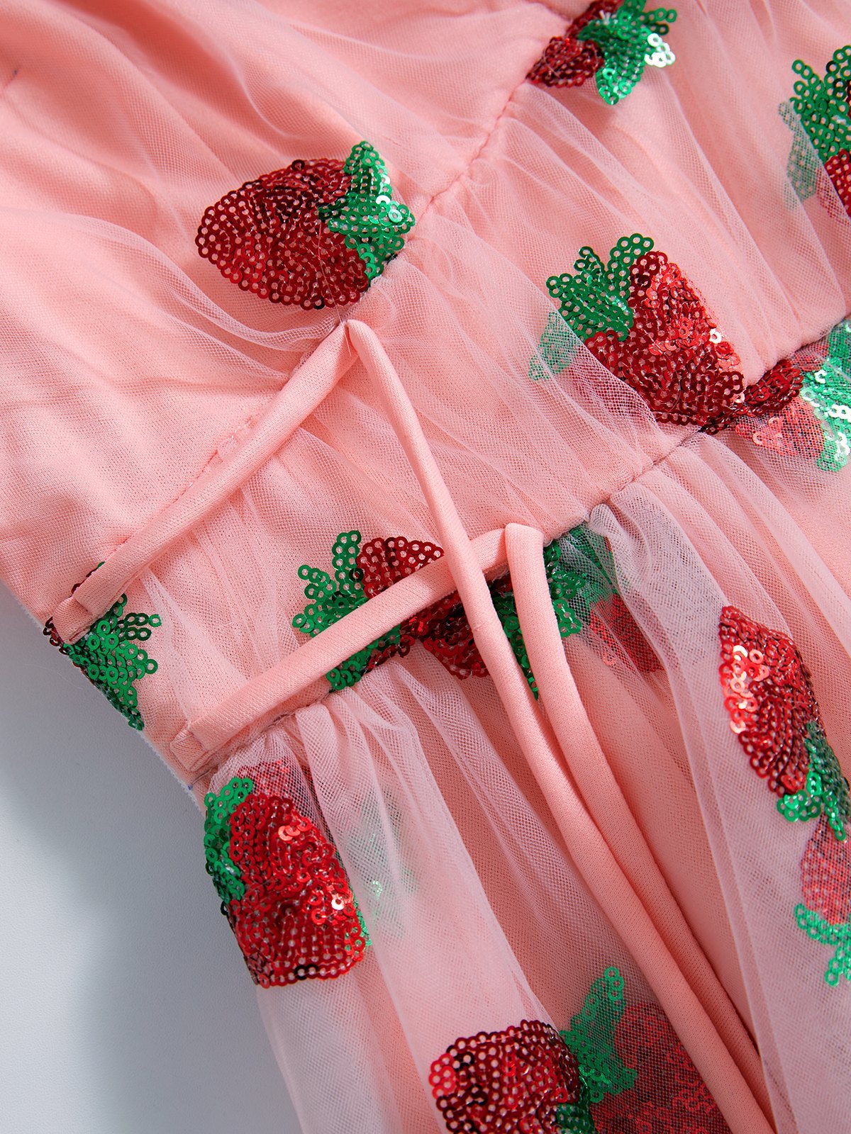 Vestido largo plisado de malla con fresas y lentejuelas rosas