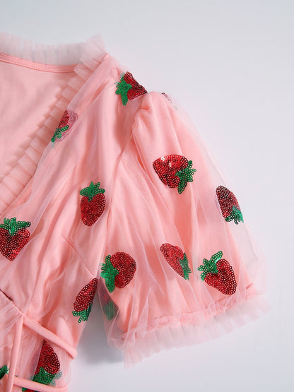 Vestido largo plisado de malla con fresas y lentejuelas rosas