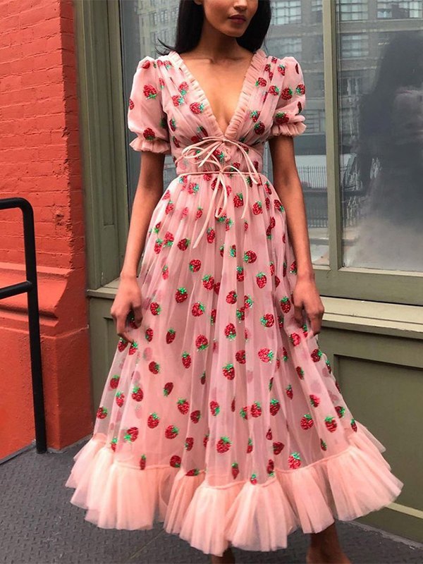 Vestido largo plisado de malla con fresas y lentejuelas rosas