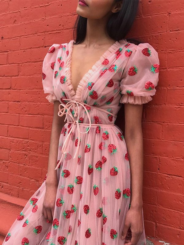 Vestido largo plisado de malla con fresas y lentejuelas rosas