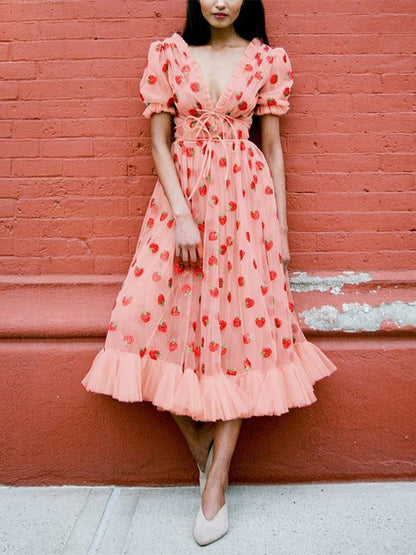 Vestido largo plisado de malla con fresas y lentejuelas rosas