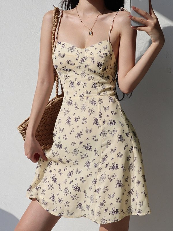 Vestido corto ajustado con estampado floral, cuello en V y tiras Y2K