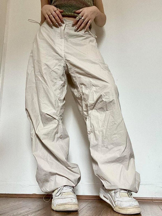 Pantalones cargo holgados de paracaídas en color beige con cordón