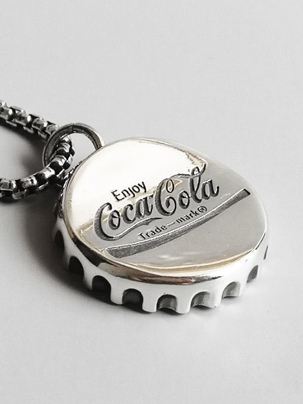 Collar con colgante de tapa de botella vintage con letras grabadas