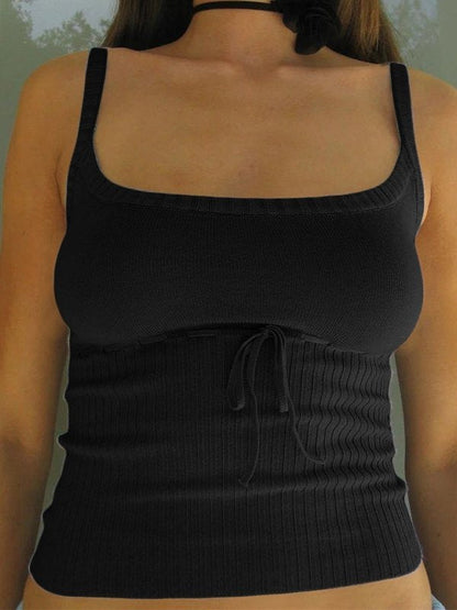 Top corto con cuello halter y parches vintage en color negro