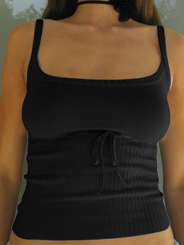 Top corto con cuello halter y parches vintage en color negro