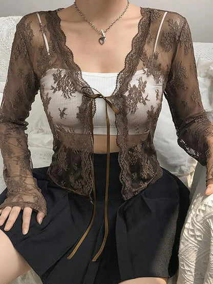 Blusa corta de manga larga con encaje y abertura frontal Y2K