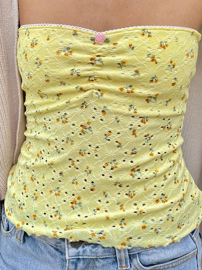 Top bandeau con volantes y aberturas de encaje amarillo dulce