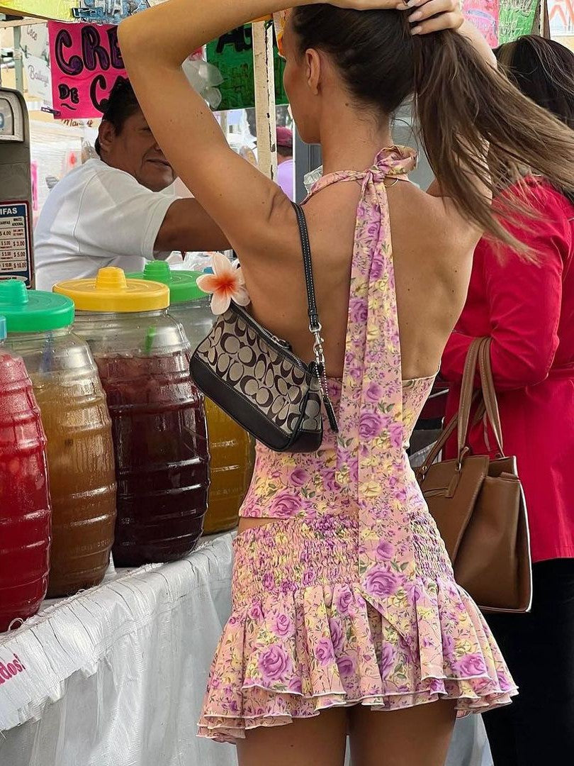 Conjunto de minifalda y top corto con cuello halter y estampado floral