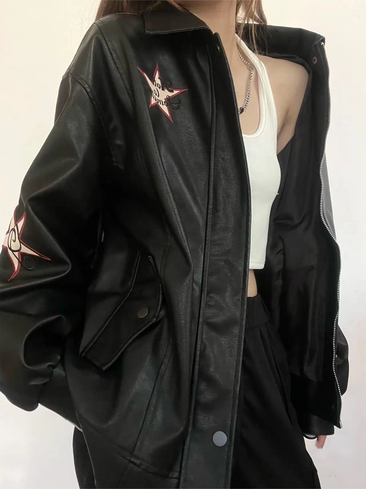 Schwarze Lederjacke mit Reverskragen und Stickerei