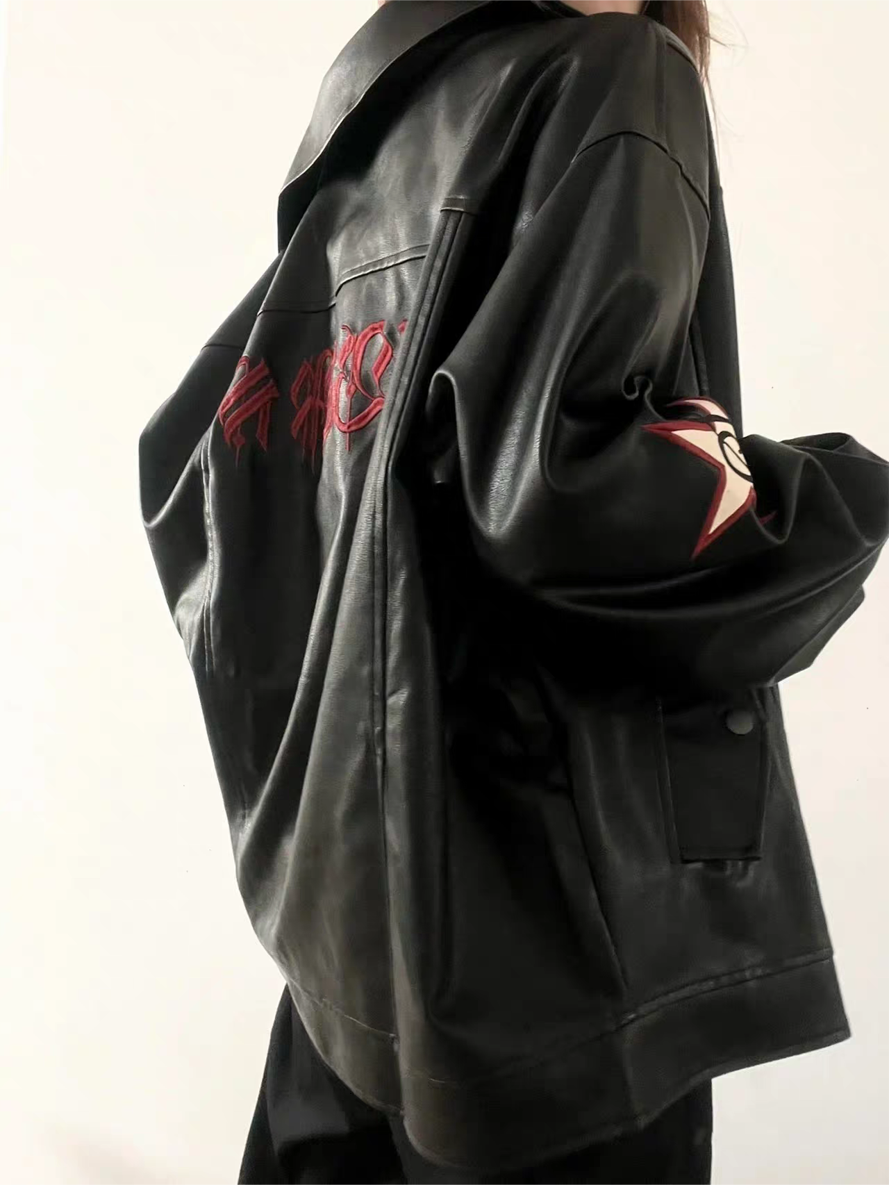 Schwarze Lederjacke mit Reverskragen und Stickerei